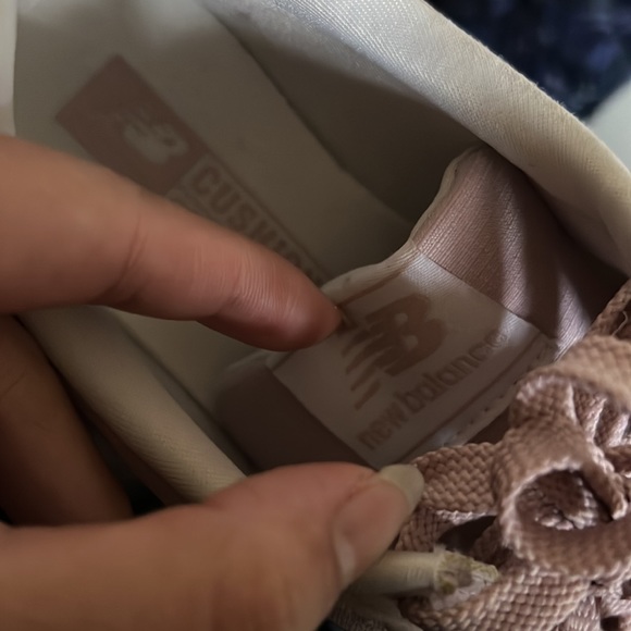 New balance pink sneakers size 6.5 - Picture 3 of 4